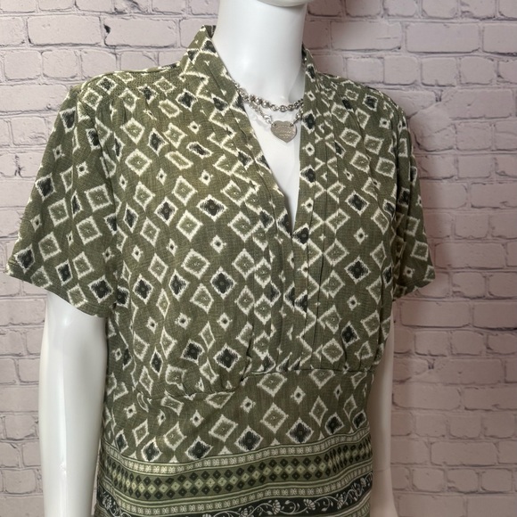 Suzy Shier Tops - Suzy Shier Green Graphic Short Sleeve Blouse